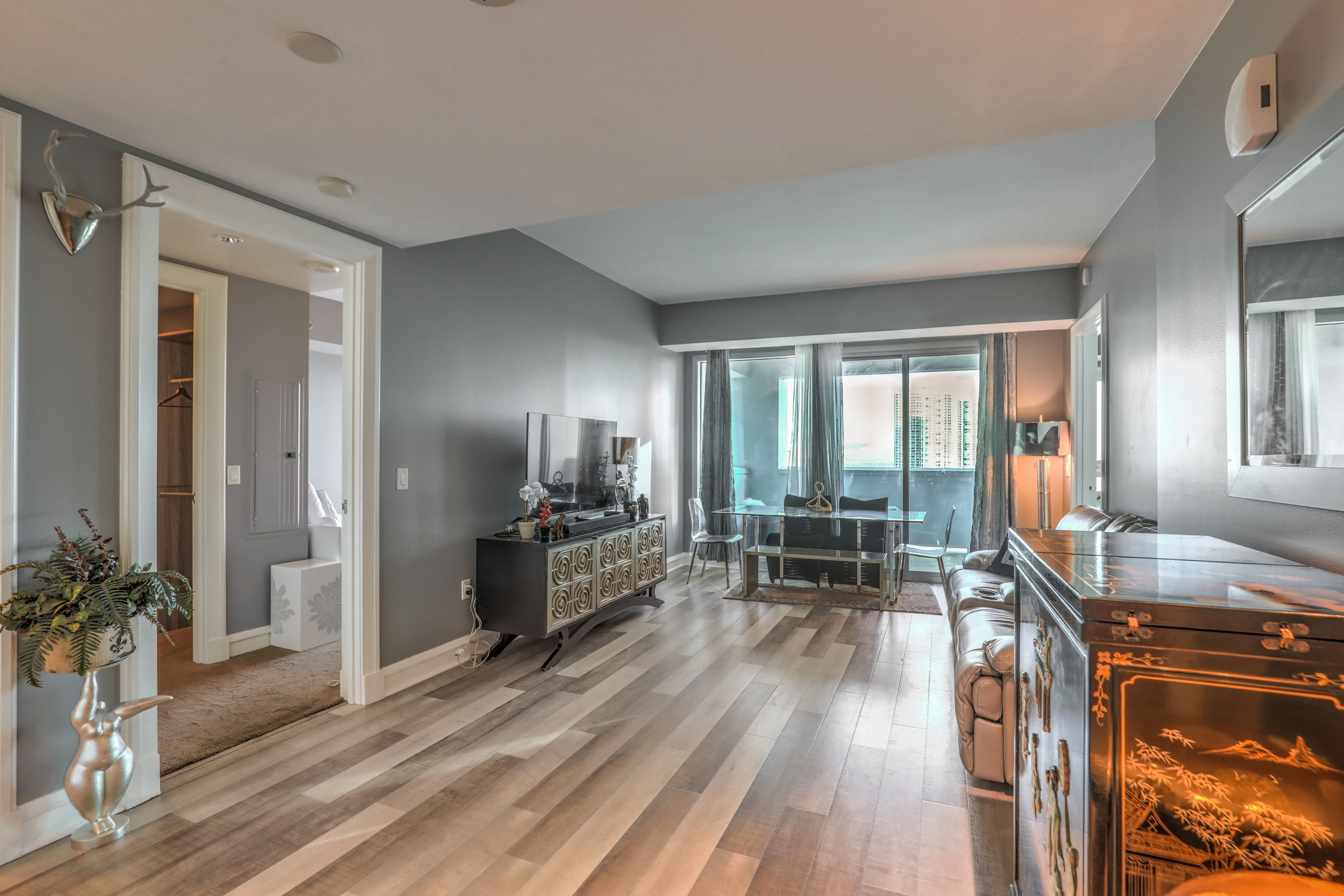 2700 South Las Vegas Boulevard #1904, Las Vegas, NV 89109 | Neon Sun