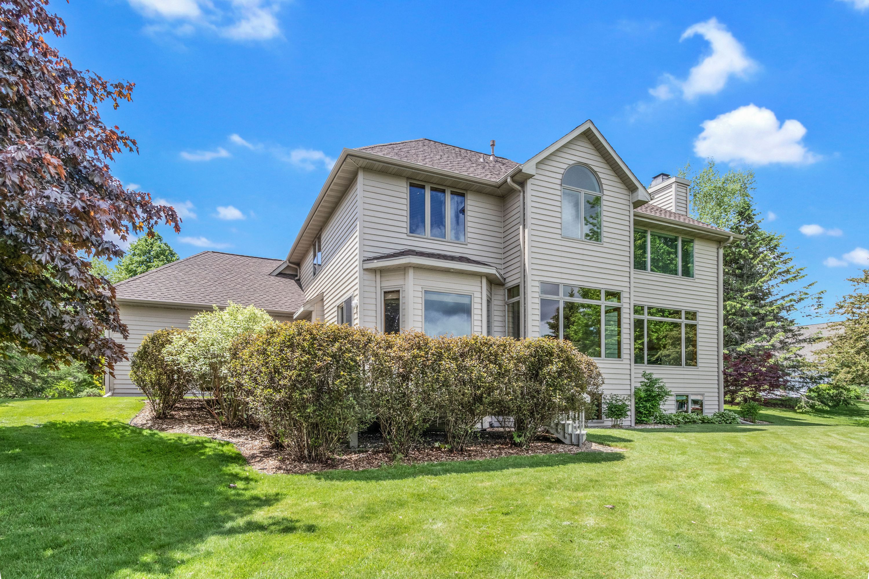 2536 Huntington Way South, Suamico, WI 54173 Badger Skytography Tour