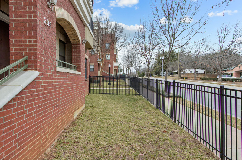 1203 Beaconsfield Lane Unit 205, Arlington, TX 76011 Unique Exposure